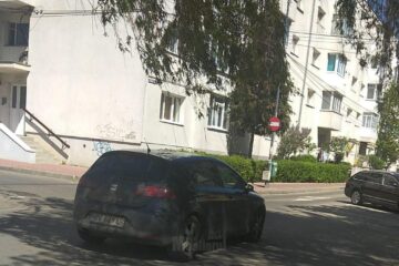 Poliția Locală a ridicat mașina unei femei, parcată în mijlocul străzii Grigore Ureche din Suceava