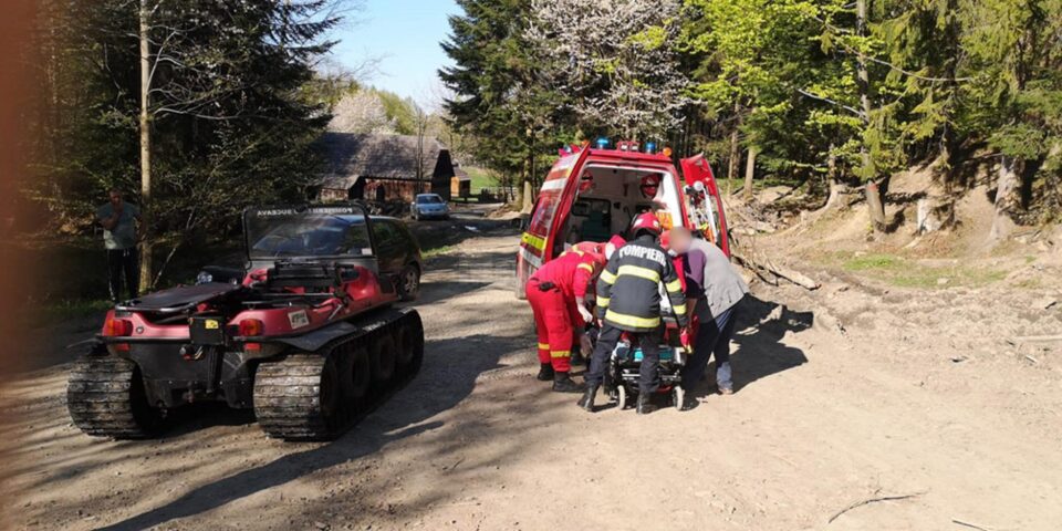 Bărbat rănit într-o zonă forestieră greu accesibilă, adus la ambulanță cu o autoșenilată