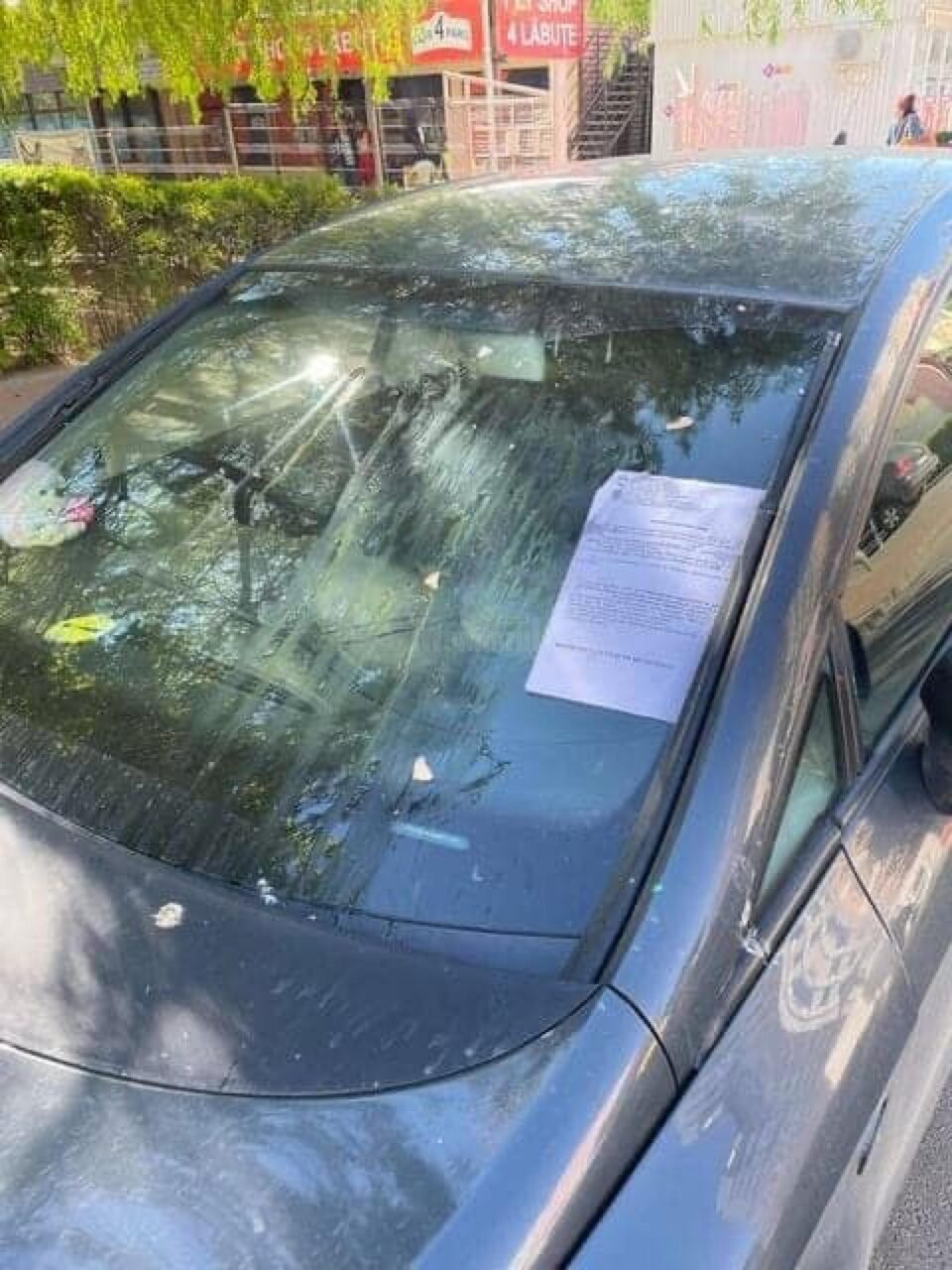 Poliția Locală a ridicat mașina unei femei, parcată în mijlocul străzii Grigore Ureche din Suceava