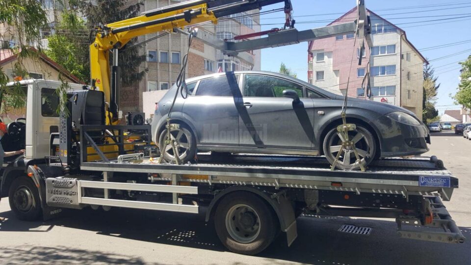 Poliția Locală a ridicat mașina unei femei, parcată în mijlocul străzii Grigore Ureche din Suceava