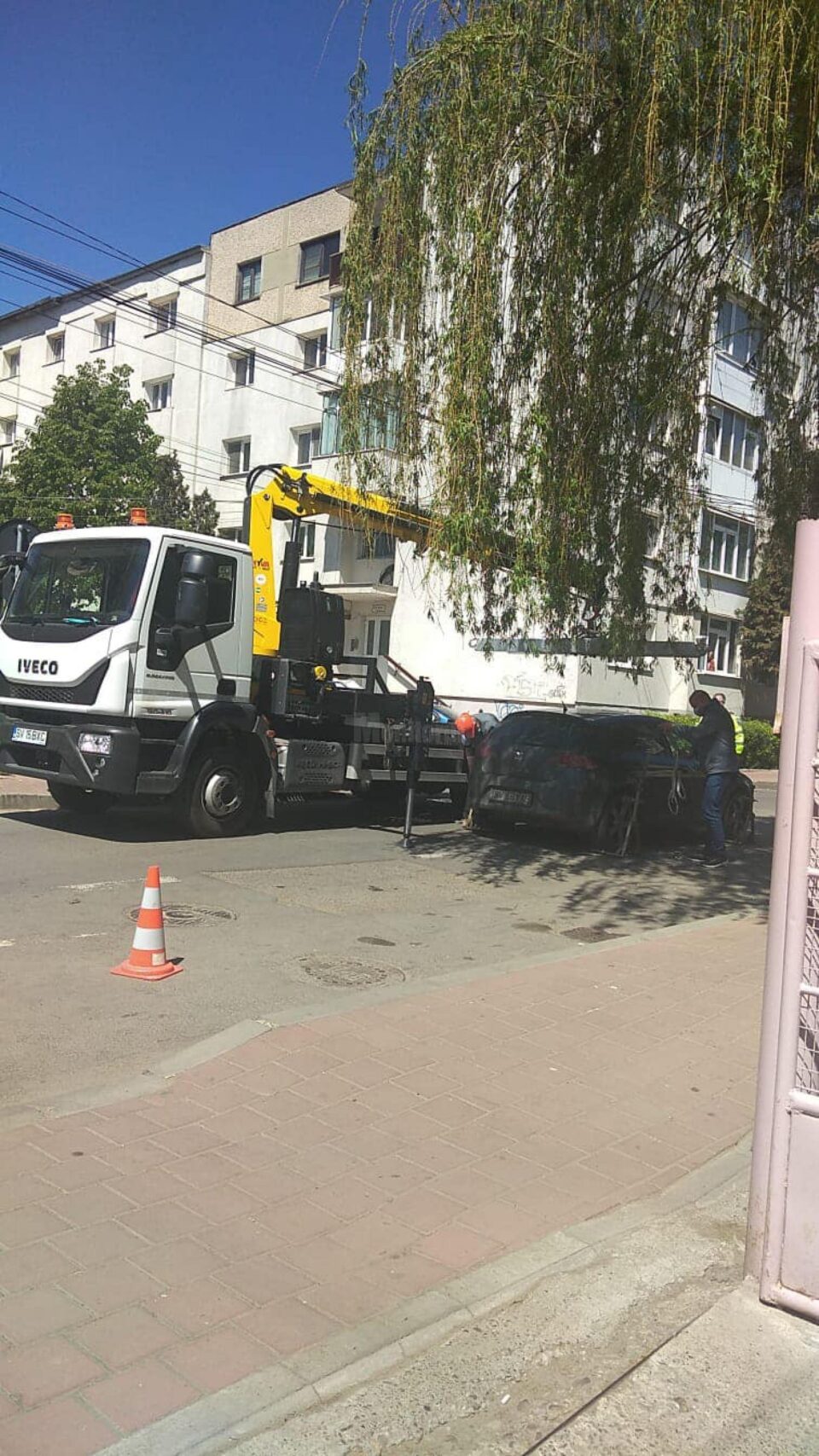 Poliția Locală a ridicat mașina unei femei, parcată în mijlocul străzii Grigore Ureche din Suceava