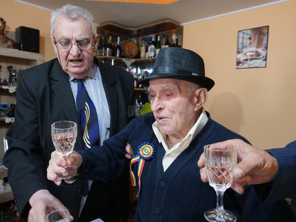 Veteranul Constantin Dencef a fost sărbătorit la împlinirea vârstei de 100 de ani