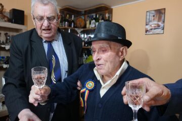 Veteranul Constantin Dencef a fost sărbătorit la împlinirea vârstei de 100 de ani