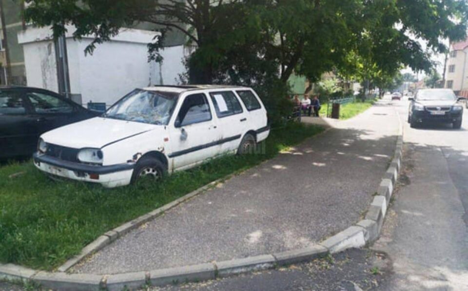 Autovehiculele abandonate sau fără stăpân, îndepărtate de pe străzile municipiului Fălticeni Autovehiculele abandonate sau fără stăpân, îndepărtate de pe străzile municipiului Fălticeni