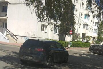 Mașina parcată în mijlocul străzii