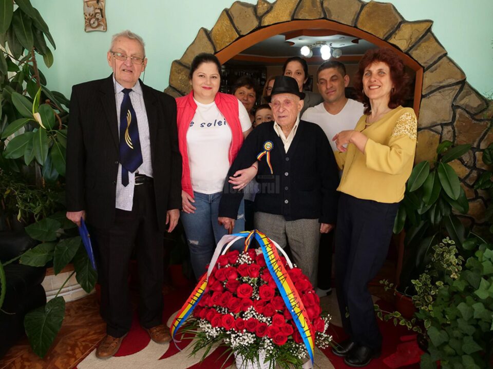 Constantin Dencef împreună cu familia și cu Neculai Niga, reprezentantul veteranilor de război