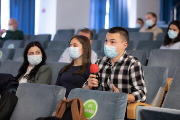 Studentii Ecaterina Robu, Loredana Cretu și Bogdan Haures FOTO Ema Motrescu