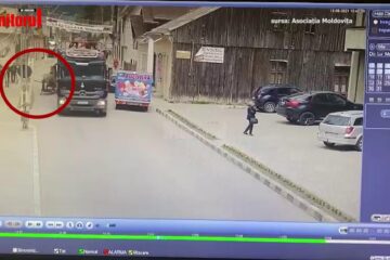Accident horror - Cal și căruță, acroșați de un autotren cu bușteni