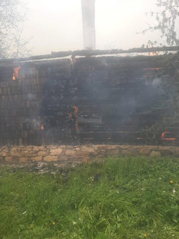 Incendiu extrem de violent, extins la trei case, la Sucevița