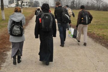 În lumea fragilă a noilor pelerini