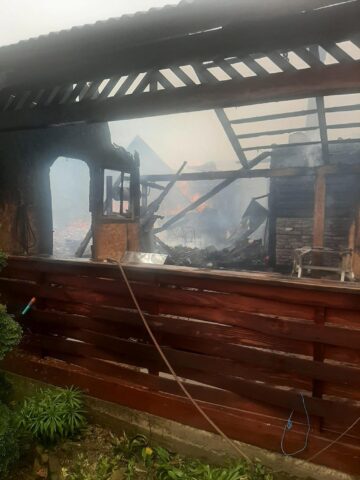 Incendiu extrem de violent, extins la trei case, la Sucevița