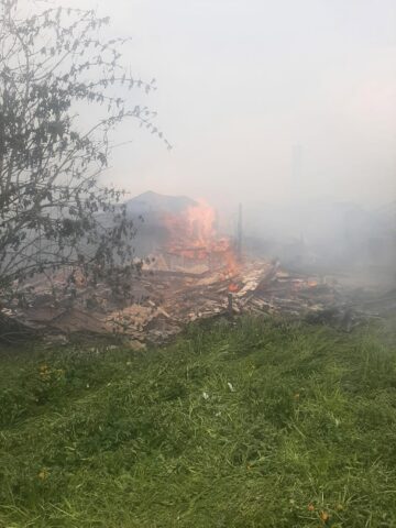 Incendiu extrem de violent, extins la trei case, la Sucevița