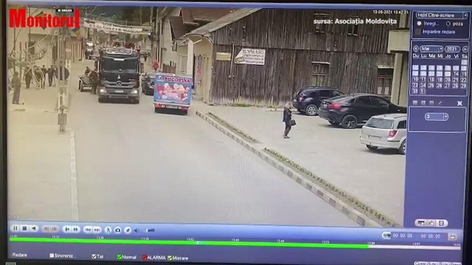 Accident horror - Cal și căruță, acroșați de un autotren cu bușteni