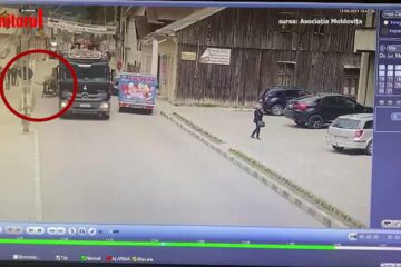 Cal și căruță, acroșați de un autotren cu bușteni