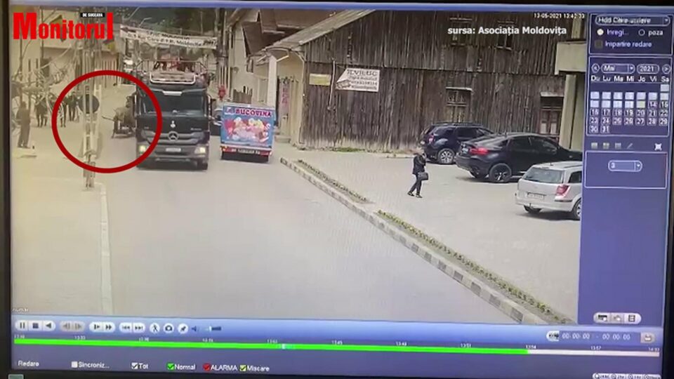 Cal și căruță, acroșați de un autotren cu bușteni