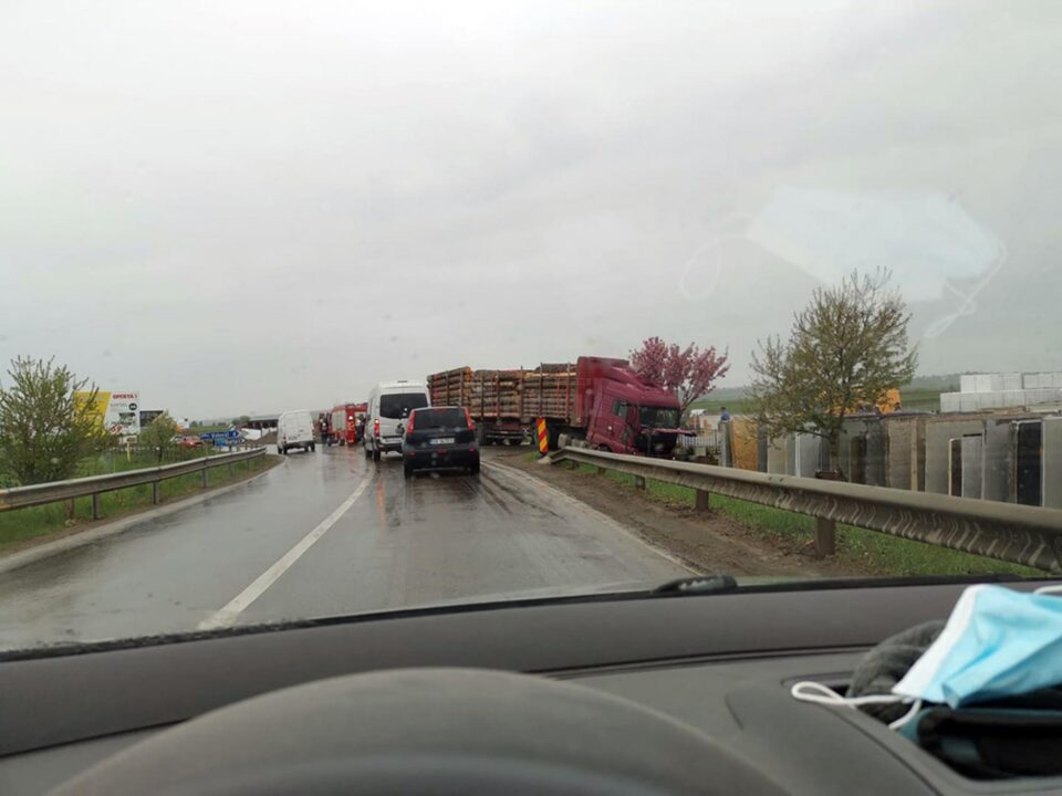 Doi răniți, după ce un autoturism s-a ciocnit cu un camion cu lemne