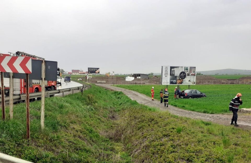 Doi răniți, după ce un autoturism s-a ciocnit cu un camion cu lemne