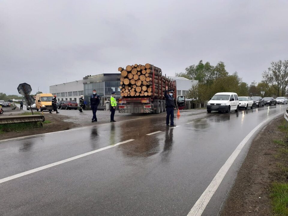 Doi răniți, după ce un autoturism s-a ciocnit cu un camion cu lemne