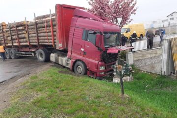 Doi răniți, după ce un autoturism s-a ciocnit cu un camion cu lemne