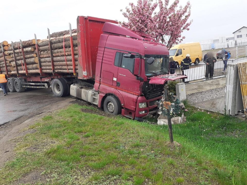Doi răniți, după ce un autoturism s-a ciocnit cu un camion cu lemne