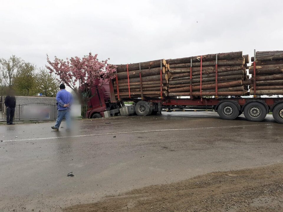 Doi răniți, după ce un autoturism s-a ciocnit cu un camion cu lemne