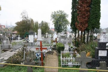 Nici un mormânt fără floare și lumânare