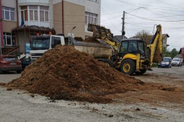 A descărcat camionul cu gunoi de grajd în fața sediului APIA Cajvana