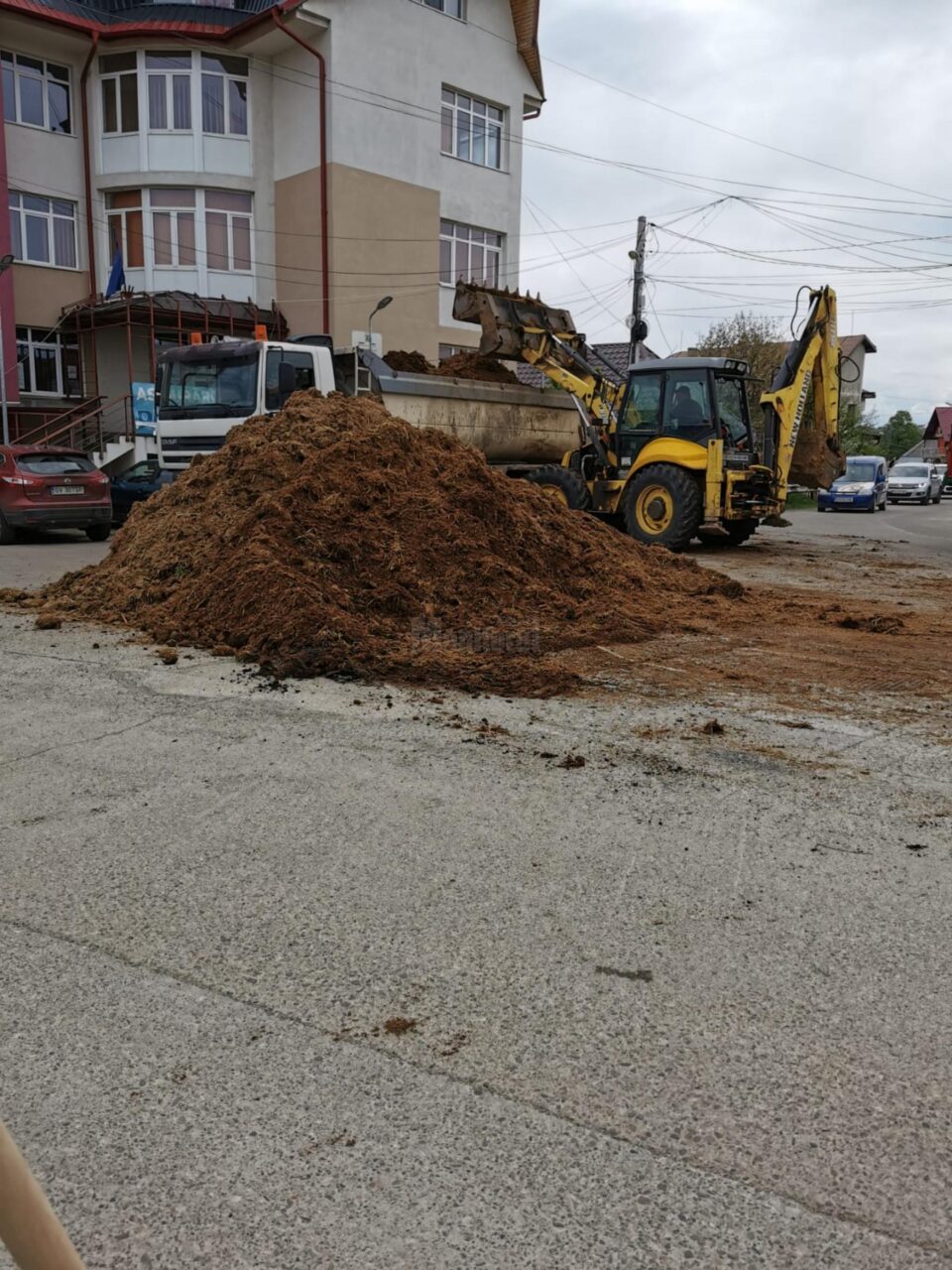 A descărcat camionul cu gunoi de grajd în fața sediului APIA Cajvana