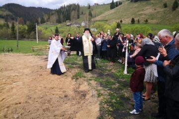 ÎPS Calinic a sfințit locul și a pus piatra de temelie pentru o nouă biserică în parohia Brodina de Sus Foto Arhiepiscopia Sucevei