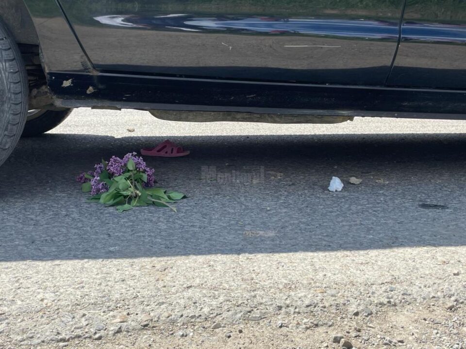 Fetiță în stare critică după ce a fost lovită de o mașină la Mitocu Dragomirnei