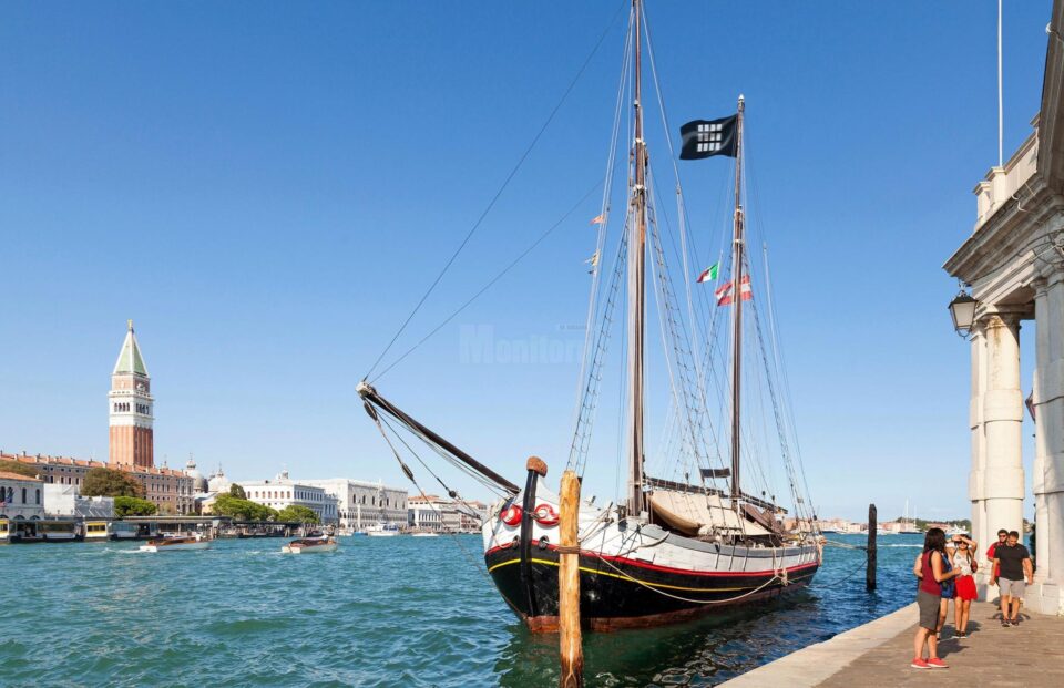 Expoziția este organizată în interiorul unei ambarcațiuni autentice venețiene