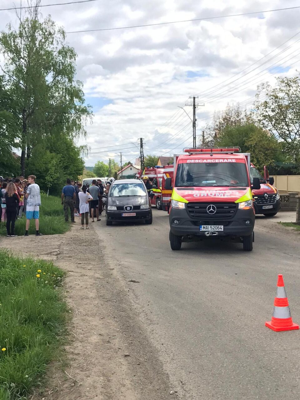 Fetiță în stare critică după ce a fost lovită de o mașină la Mitocu Dragomirnei