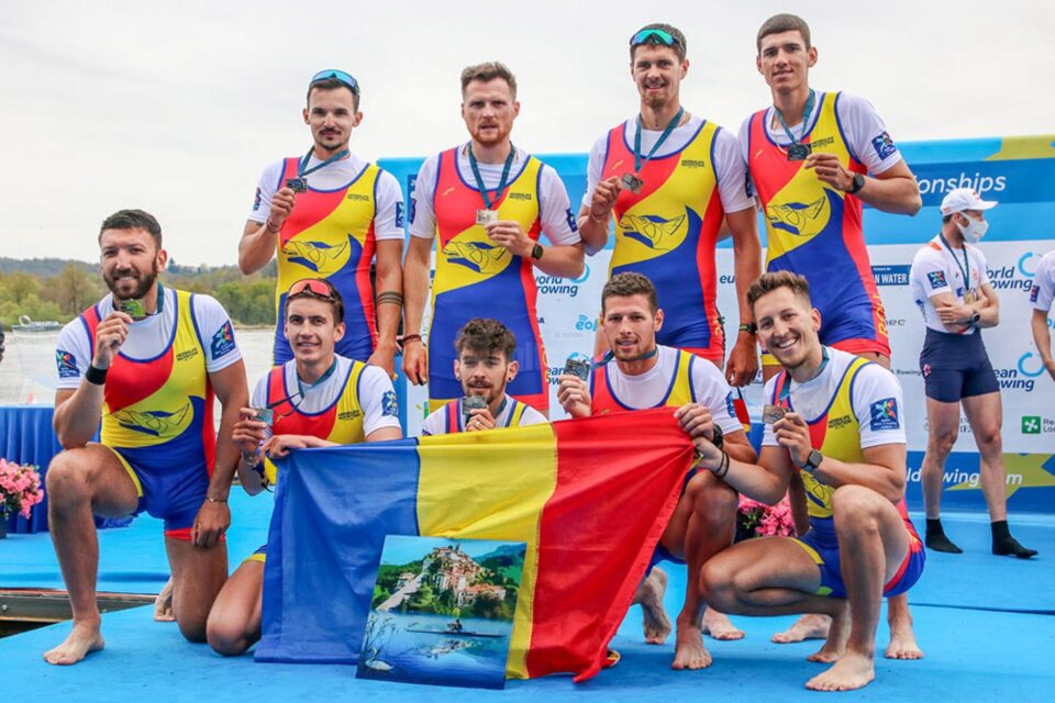 Florin Arteni-Fîntinariu este sportivul înalt, primul din dreapta