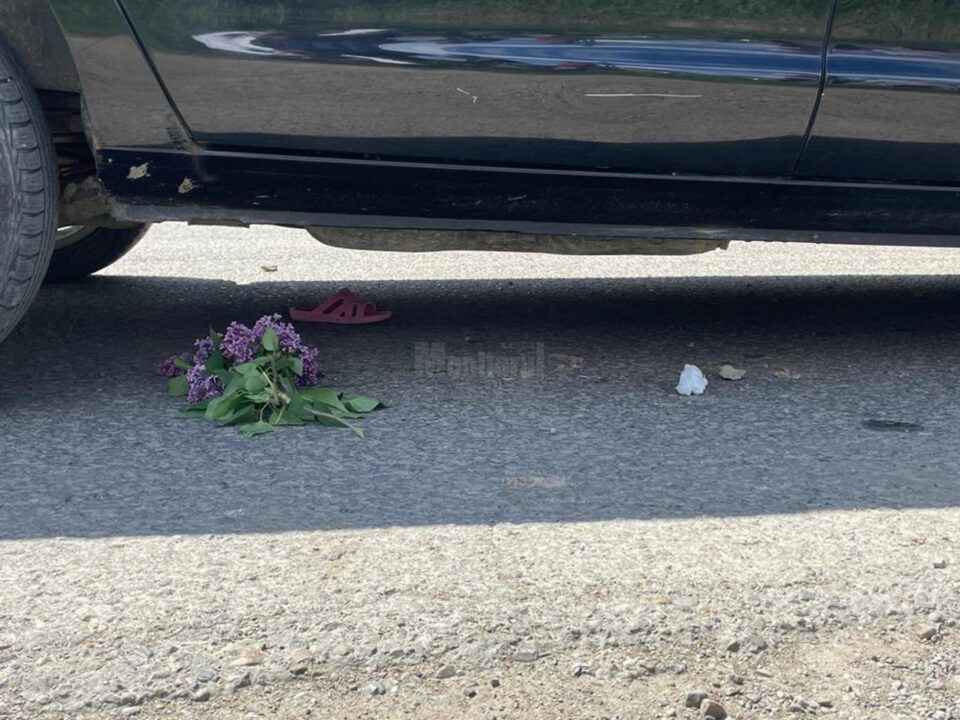 Sub mașina care a provocat accidentul se puteau vedea florile de liliac pe care fetița le avea în mână, dar și un șlap cu care aceasta era încălțată