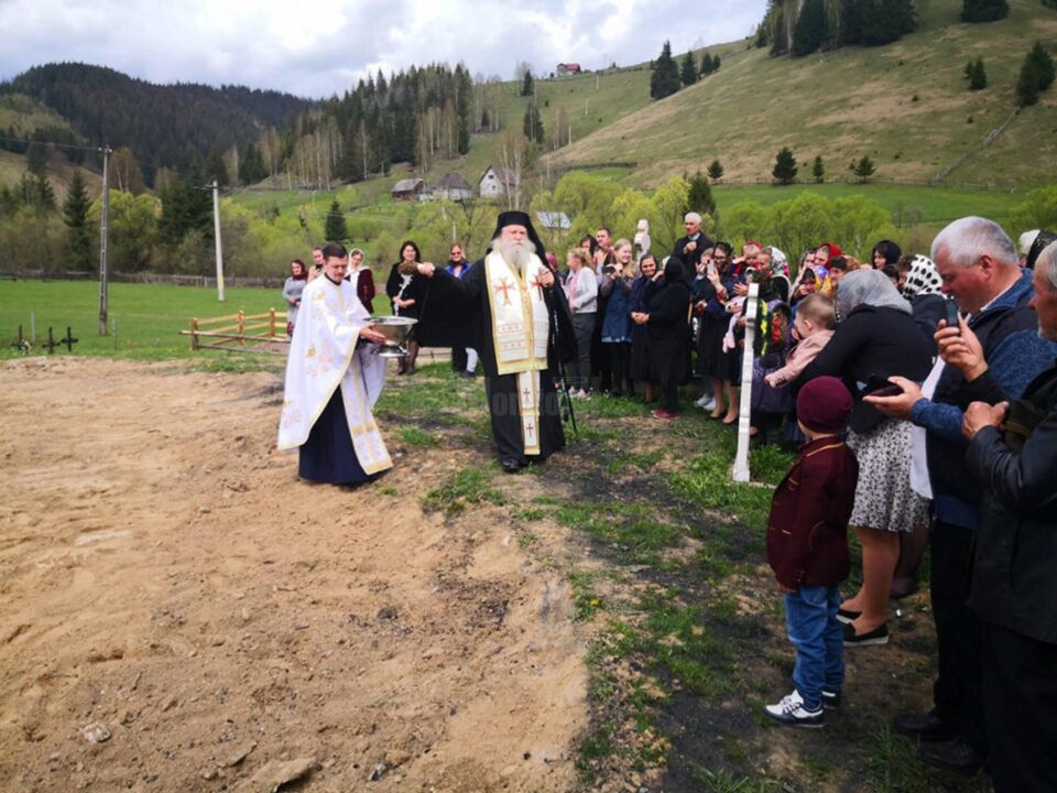 ÎPS Calinic a sfințit locul și a pus piatra de temelie pentru o nouă biserică în parohia Brodina de Sus Sursa Arhiepiscopia Sucevei