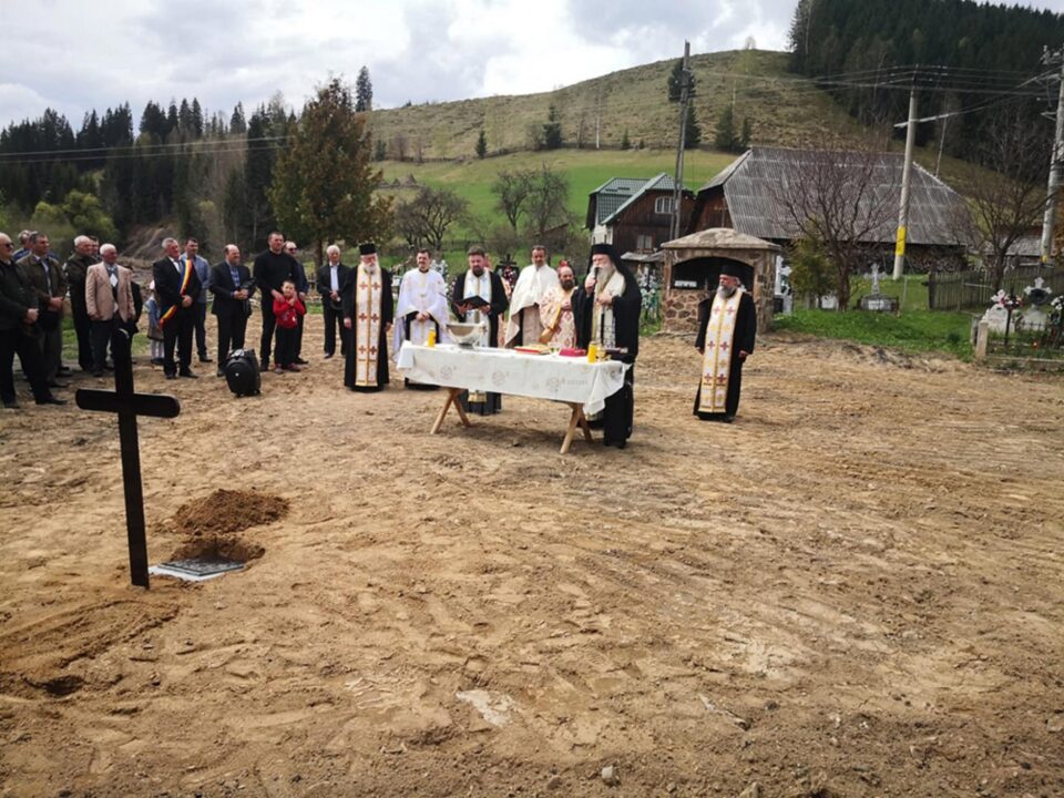 ÎPS Calinic a sfințit locul și a pus piatra de temelie pentru o nouă biserică în parohia Brodina de Sus Sursa Arhiepiscopia Sucevei
