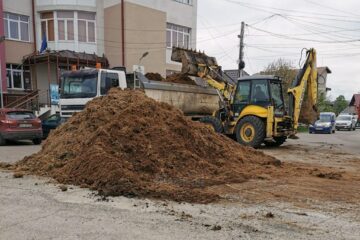 Gunoi de grajd basculat chiar în fața sediului APIA Cajvana