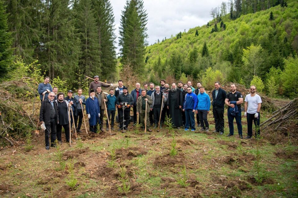 Preoții din Protopopiatul Fălticeni la plantat copaci