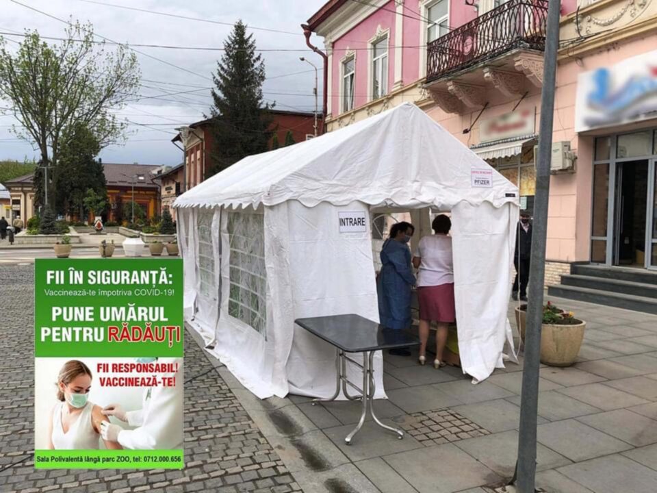 Nou centru de vaccinare, situat pe esplanada din zona centrală, unde este utilizat vaccinul fabricat de firma Pfizer Nou centru de vaccinare, situat pe esplanada din zona centrală, unde este utilizat vaccinul fabricat de firma Pfizer