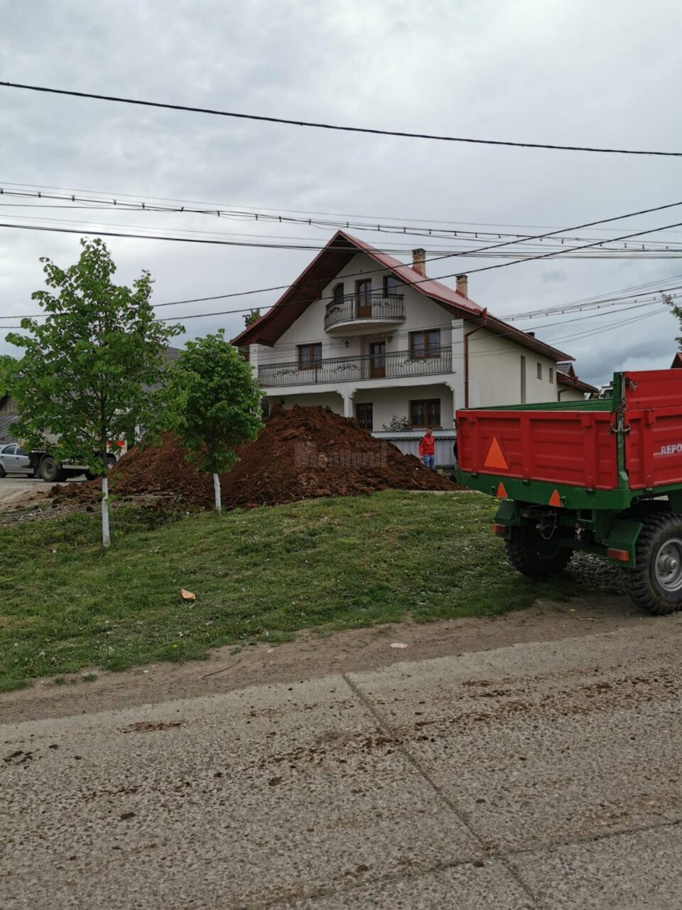 Sediul APIA Cajvana, ”ornat” din nou cu gunoi de grajd