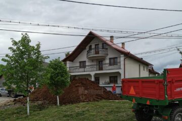 Sediul APIA Cajvana, ”ornat” din nou cu gunoi de grajd