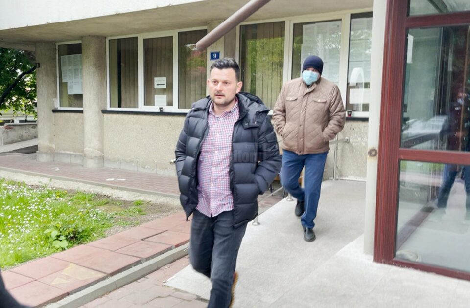 Comisarul-șef Radu-Ionuț Obreja (cu mască) însoțit de avocatul Bogdan Voronca la ieșirea din arestul IPJ Suceava