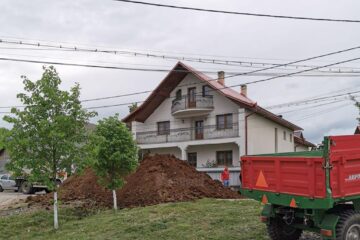 Sediul APIA Cajvana, ”ornat” din nou cu gunoi de grajd
