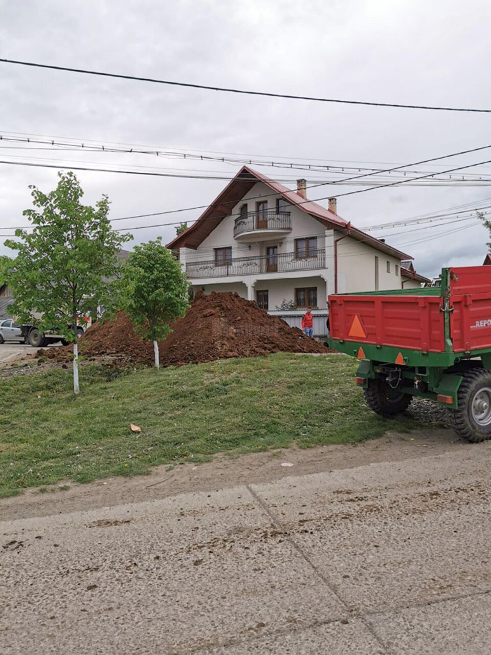 Sediul APIA Cajvana, ”ornat” din nou cu gunoi de grajd