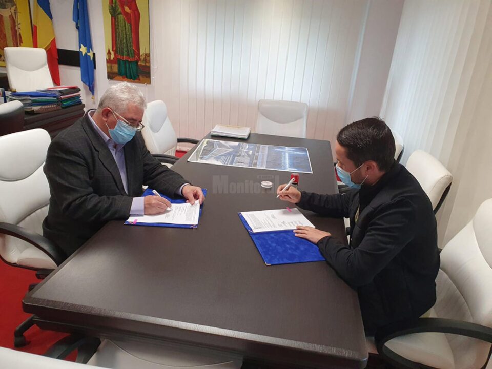 Ion Lungu și Ionuț Dumitru Maxim, reprezentatul firmei Euro Est Group Suceava, semnând contractul