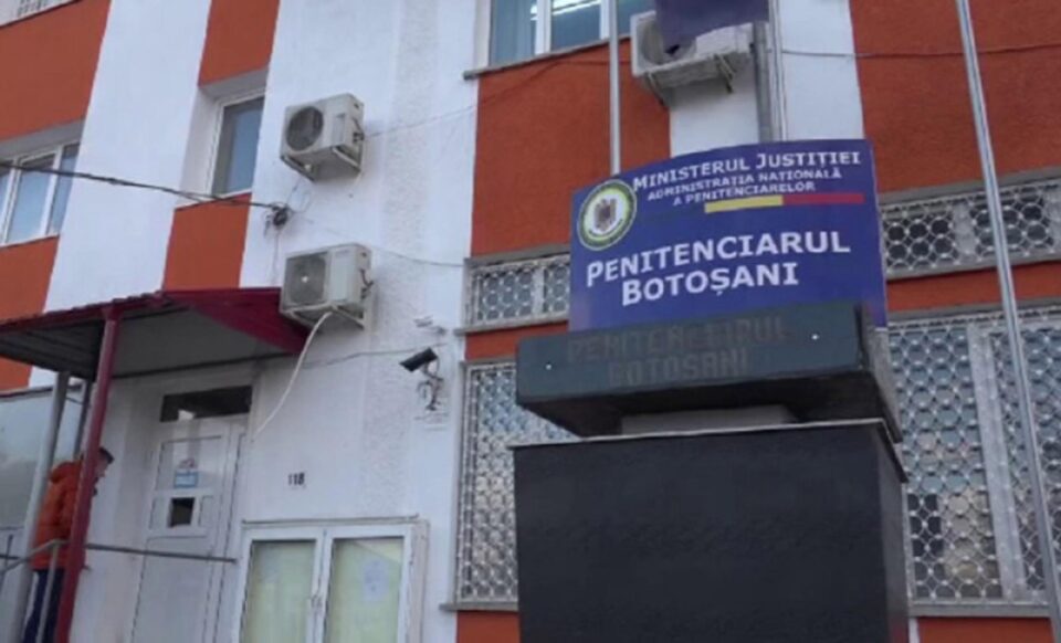 Tânărul a fost reținut și dus la Penitenciarul Botoșani Sursa foto stiri.botosani.ro Tânărul a fost reținut și dus la Penitenciarul Botoșani Sursa foto stiri.botosani.ro