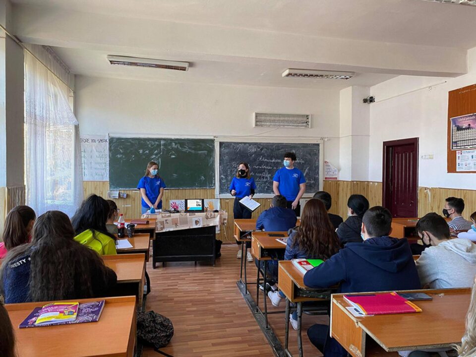 Ambasadorii juniori EPAS devin profesori pentru colegii lor de la Colegiul „Alexandru cel Bun” Gura Humorului timp de o săptămână