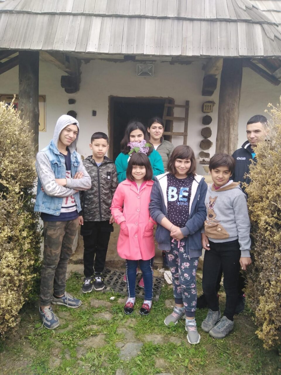 Copii, tineri, vârstnici din centrele sociale sucevene, în vizită la muzee