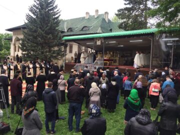 Șase ierarhi au săvârșit slujba Parastasului, la împlinirea unui an de la trecerea la cele veșnice a ÎPS Pimen, la Mănăstirea „Sfântul Ioan cel Nou”
