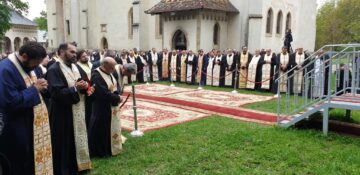 Șase ierarhi au săvârșit slujba Parastasului, la împlinirea unui an de la trecerea la cele veșnice a ÎPS Pimen, la Mănăstirea „Sfântul Ioan cel Nou”